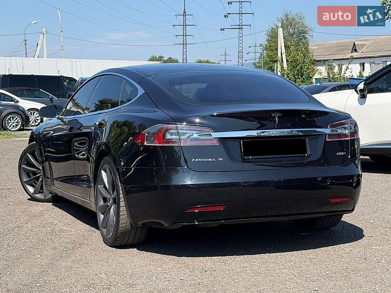 Лифтбек Tesla Model S 2017 в Ужгороде