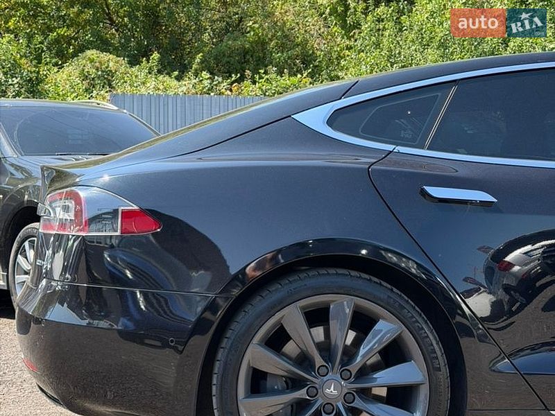Лифтбек Tesla Model S 2017 в Ужгороде