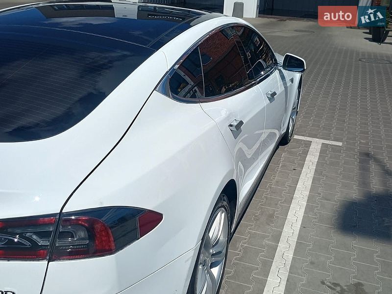 Лифтбек Tesla Model S 2015 в Виннице