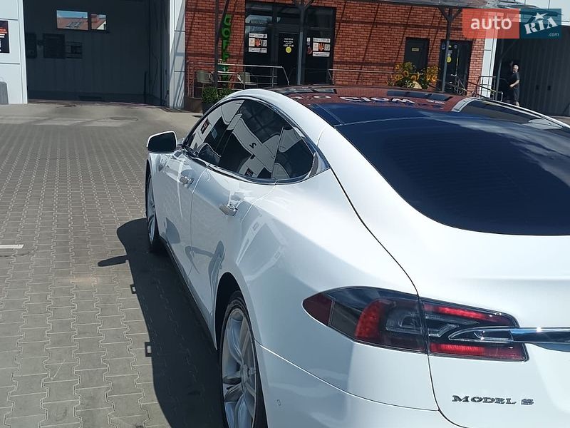 Лифтбек Tesla Model S 2015 в Виннице