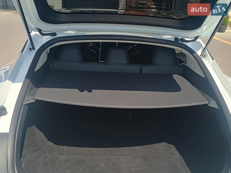 Лифтбек Tesla Model S 2015 в Виннице