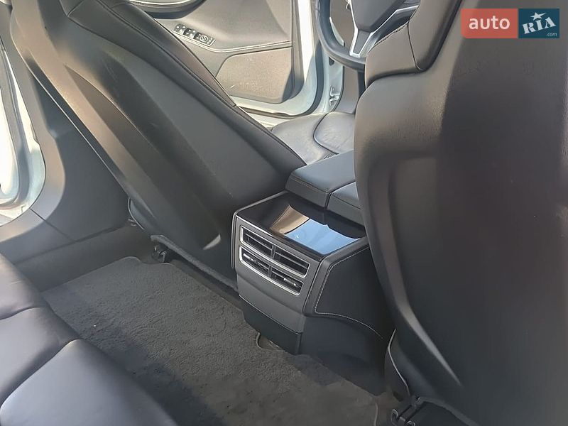 Лифтбек Tesla Model S 2015 в Виннице