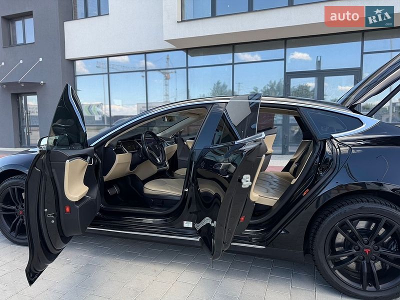 Ліфтбек Tesla Model S 2015 в Івано-Франківську