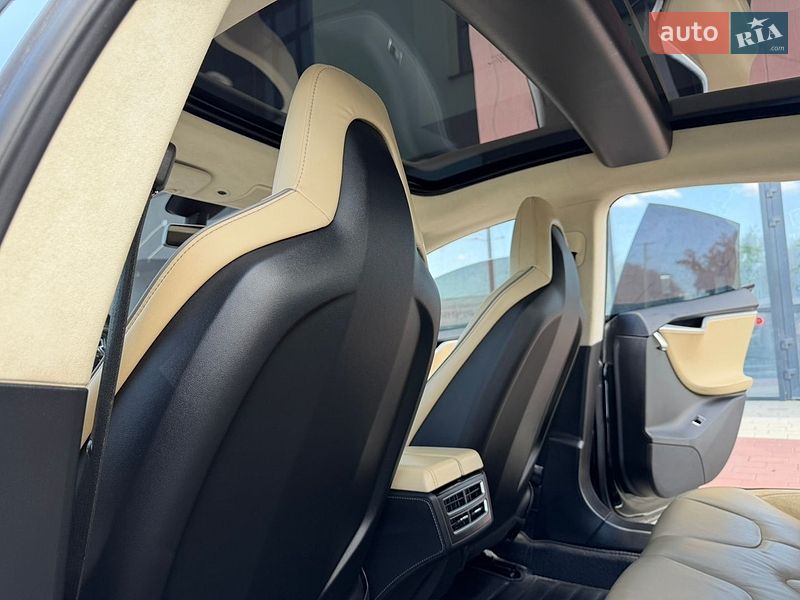 Ліфтбек Tesla Model S 2015 в Івано-Франківську