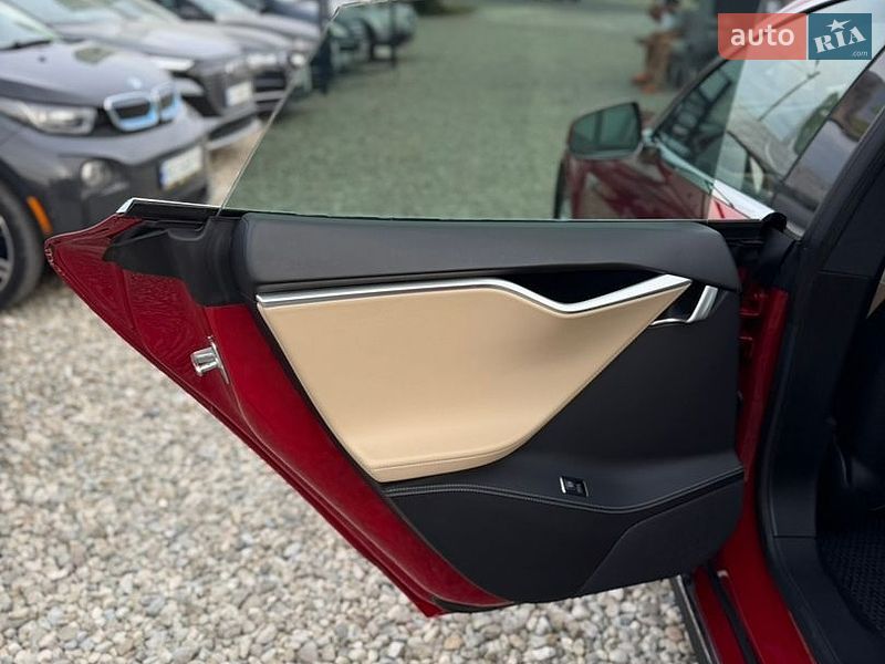Лифтбек Tesla Model S 2016 в Ивано-Франковске