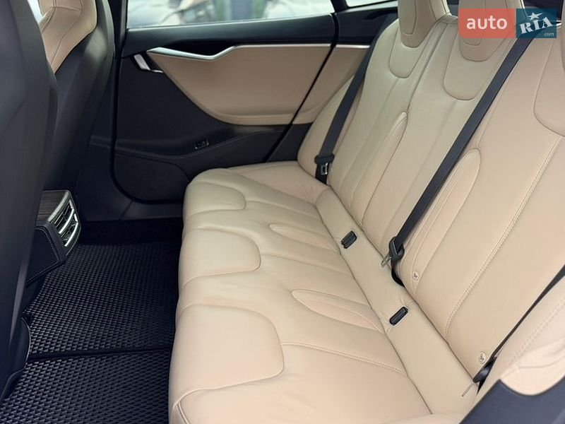 Лифтбек Tesla Model S 2016 в Ивано-Франковске
