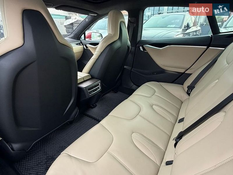 Ліфтбек Tesla Model S 2016 в Івано-Франківську