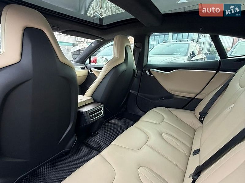 Ліфтбек Tesla Model S 2016 в Івано-Франківську