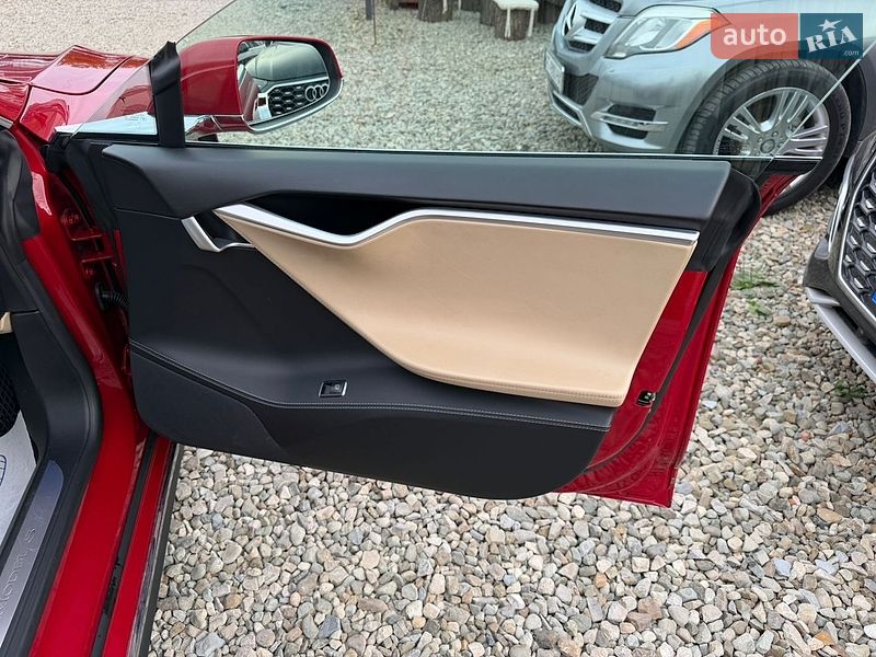 Лифтбек Tesla Model S 2016 в Ивано-Франковске