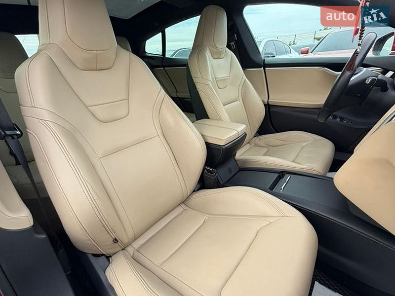 Лифтбек Tesla Model S 2016 в Ивано-Франковске