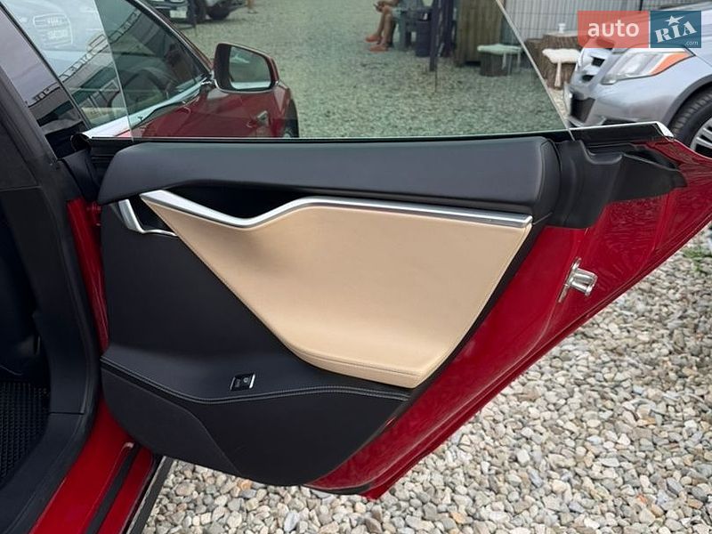 Лифтбек Tesla Model S 2016 в Ивано-Франковске