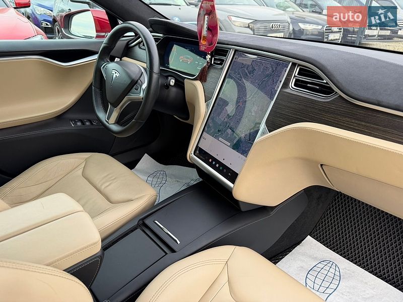 Лифтбек Tesla Model S 2016 в Ивано-Франковске