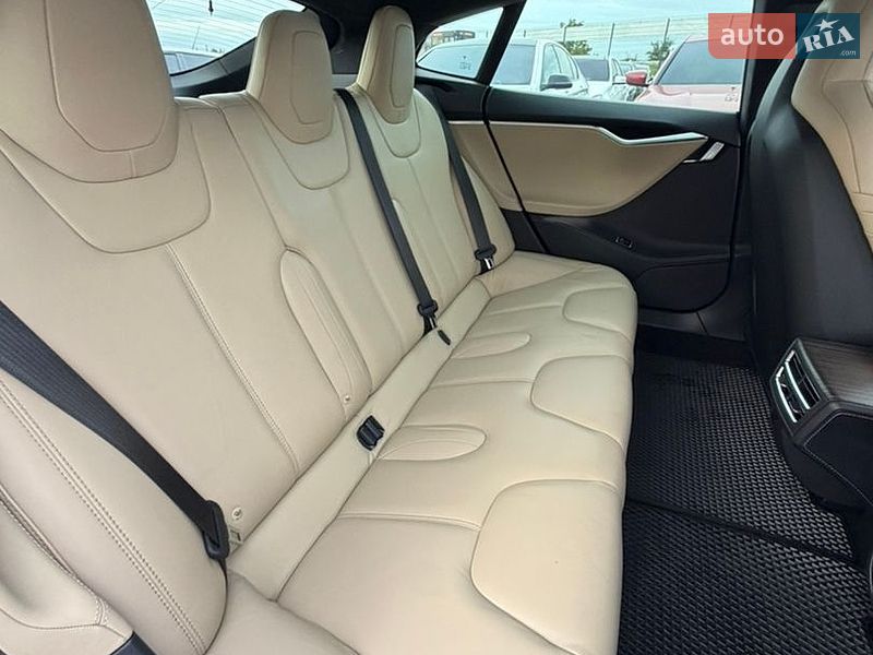 Ліфтбек Tesla Model S 2016 в Івано-Франківську