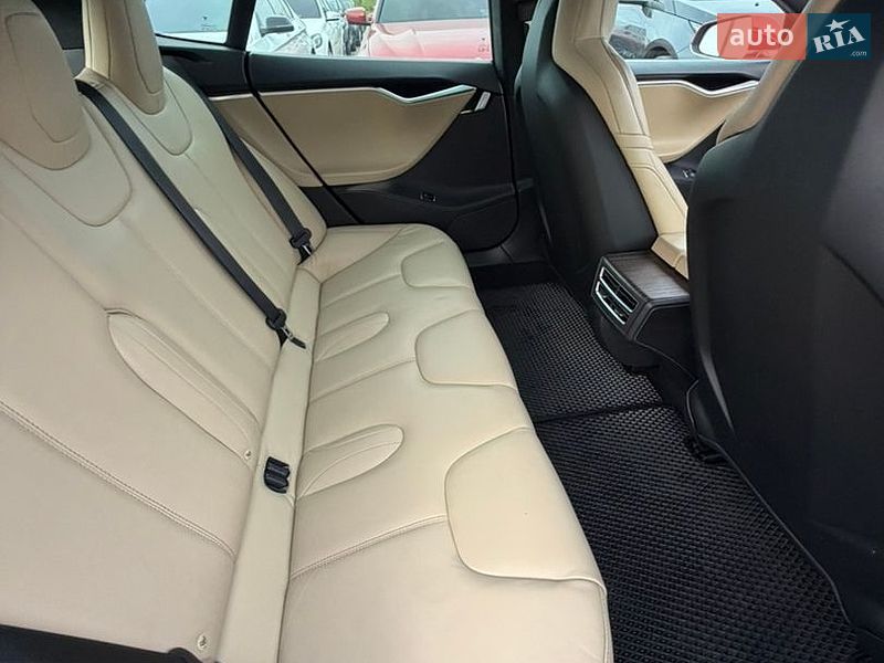 Лифтбек Tesla Model S 2016 в Ивано-Франковске