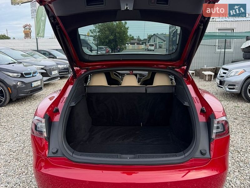 Ліфтбек Tesla Model S 2016 в Івано-Франківську