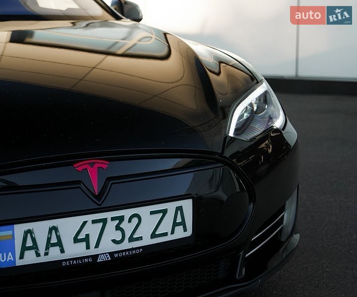 Ліфтбек Tesla Model S 2015 в Києві