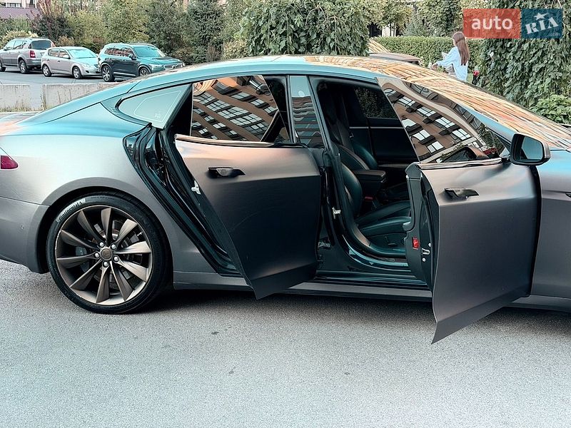 Ліфтбек Tesla Model S 2017 в Києві