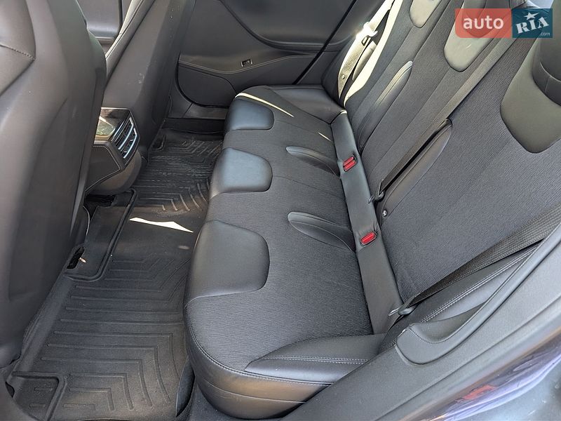 Ліфтбек Tesla Model S 2014 в Дніпрі