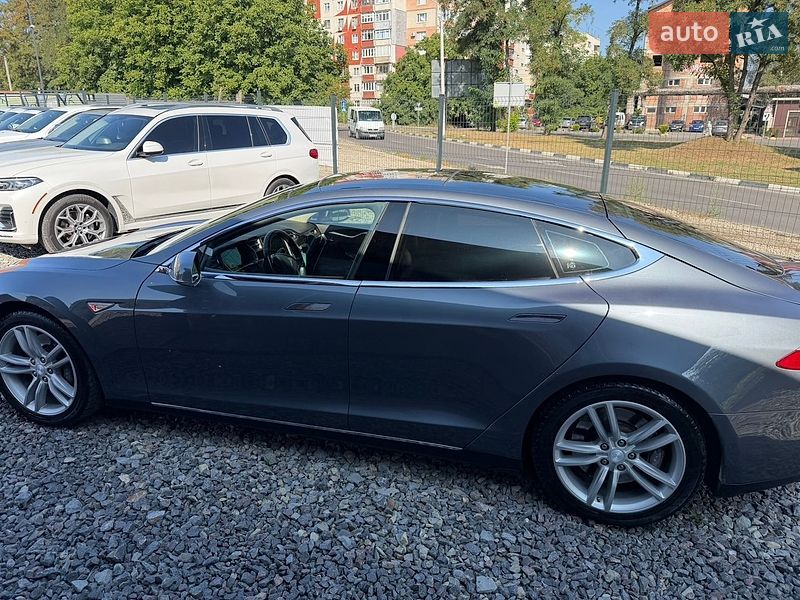 Лифтбек Tesla Model S 2014 в Черновцах