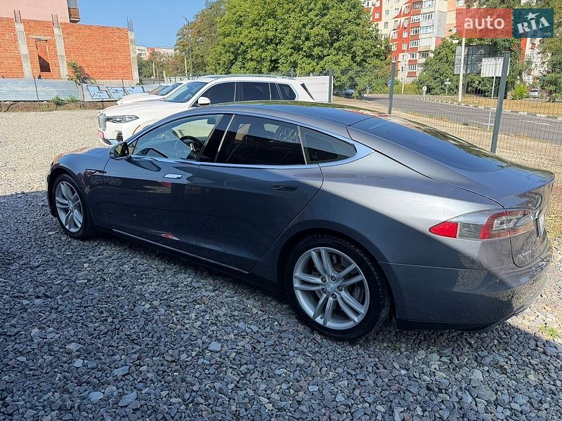 Лифтбек Tesla Model S 2014 в Черновцах