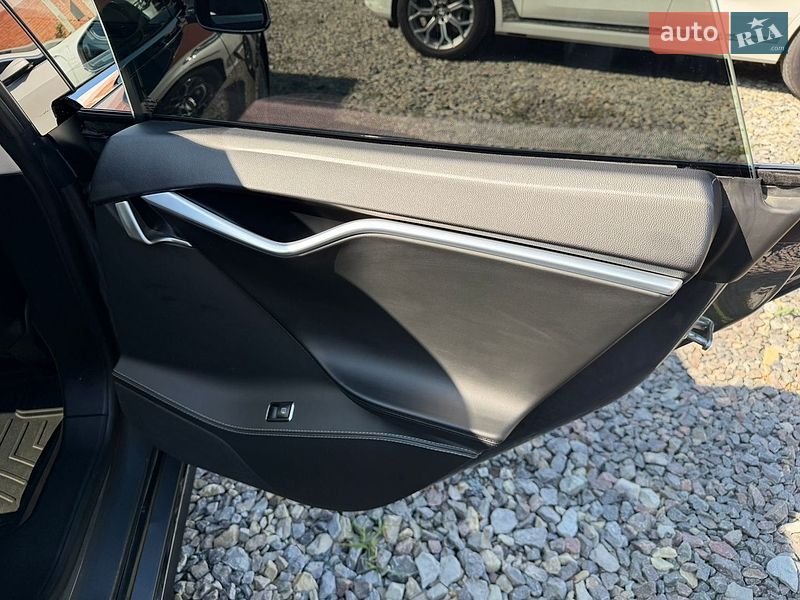 Лифтбек Tesla Model S 2014 в Черновцах