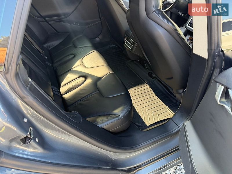 Лифтбек Tesla Model S 2014 в Черновцах