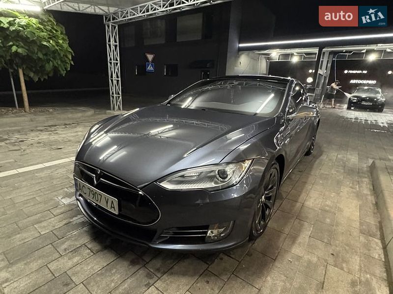 Лифтбек Tesla Model S 2016 в Луцке