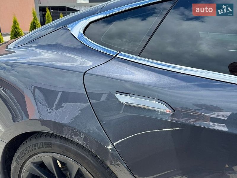 Лифтбек Tesla Model S 2016 в Луцке