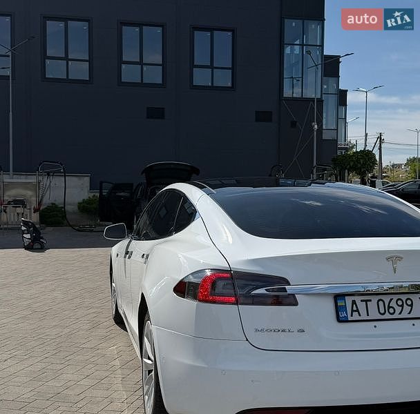 Ліфтбек Tesla Model S 2016 в Львові фото 5 Ліфтбек Tesla Model S 2016 в Львові