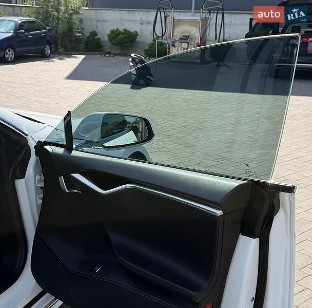 Ліфтбек Tesla Model S 2016 в Львові фото 19 Ліфтбек Tesla Model S 2016 в Львові
