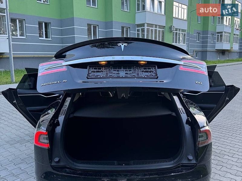 Лифтбек Tesla Model S 2014 в Новояворовске
