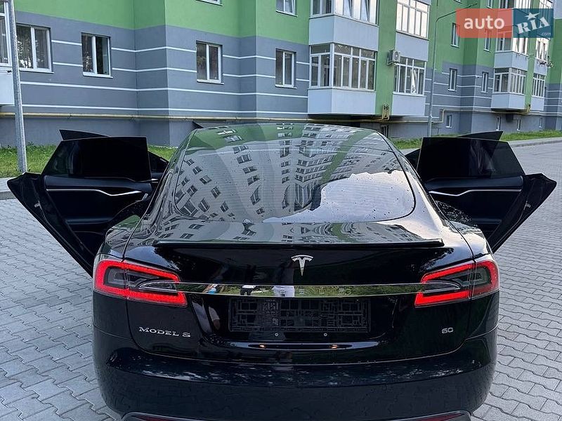Лифтбек Tesla Model S 2014 в Новояворовске