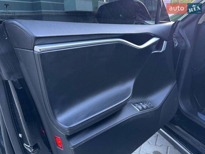 Лифтбек Tesla Model S 2014 в Новояворовске