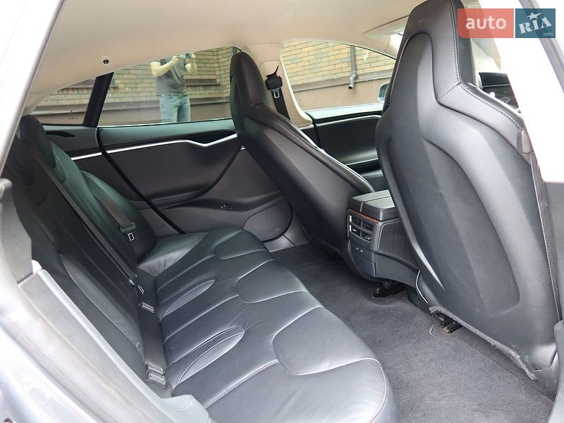 Ліфтбек Tesla Model S 2014 в Дніпрі