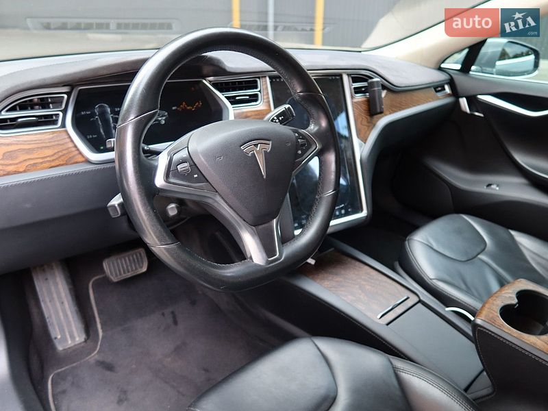 Ліфтбек Tesla Model S 2014 в Дніпрі