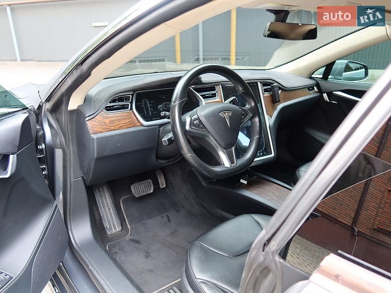 Ліфтбек Tesla Model S 2014 в Дніпрі