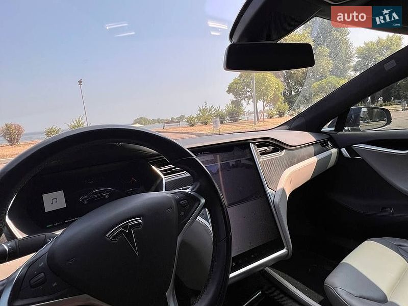 Ліфтбек Tesla Model S 2015 в Черкасах
