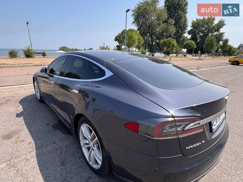 Ліфтбек Tesla Model S 2015 в Черкасах