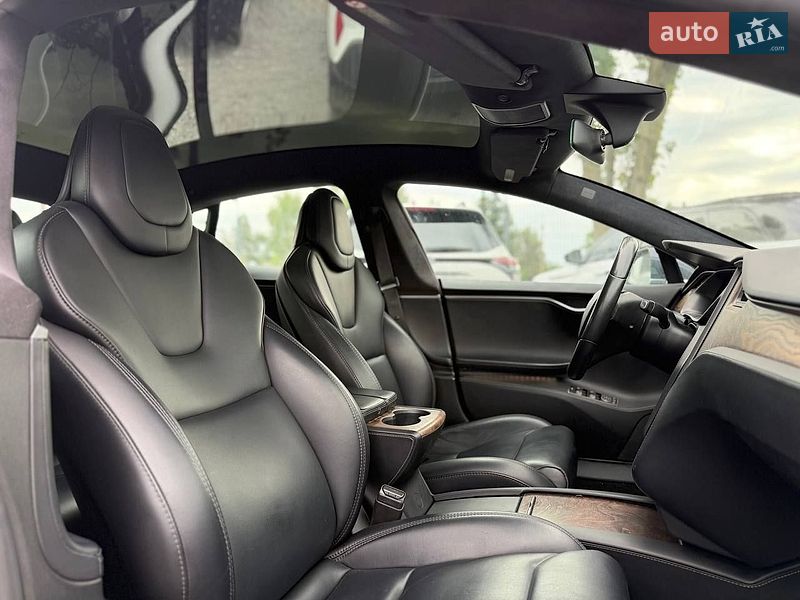 Лифтбек Tesla Model S 2018 в Львове
