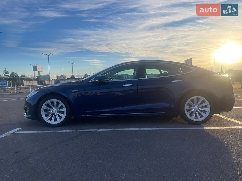 Лифтбек Tesla Model S 2018 в Львове