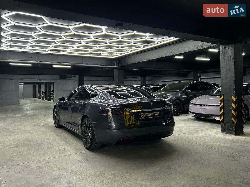 Ліфтбек Tesla Model S 2020 в Чернівцях
