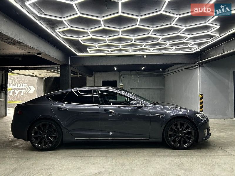 Ліфтбек Tesla Model S 2020 в Чернівцях
