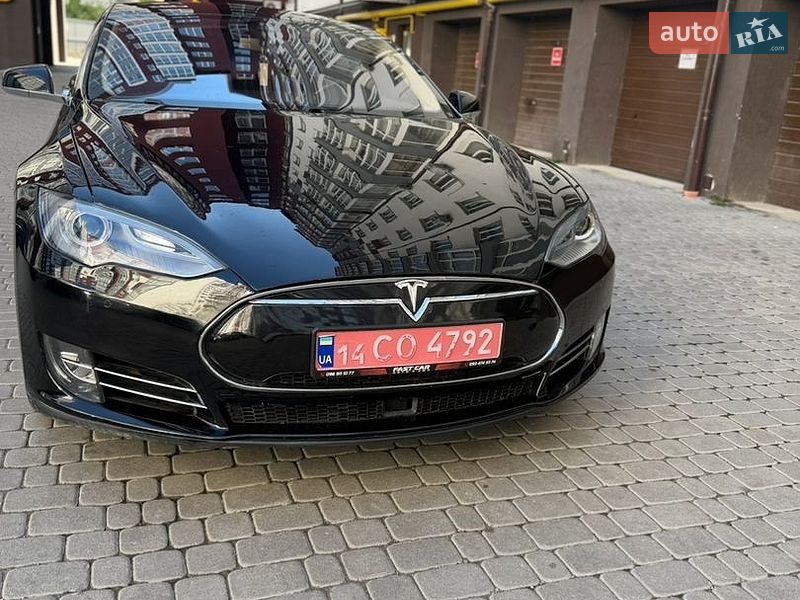 Лифтбек Tesla Model S 2015 в Ивано-Франковске