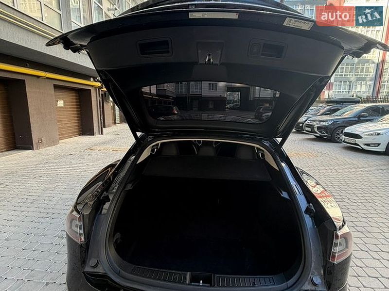 Лифтбек Tesla Model S 2015 в Ивано-Франковске