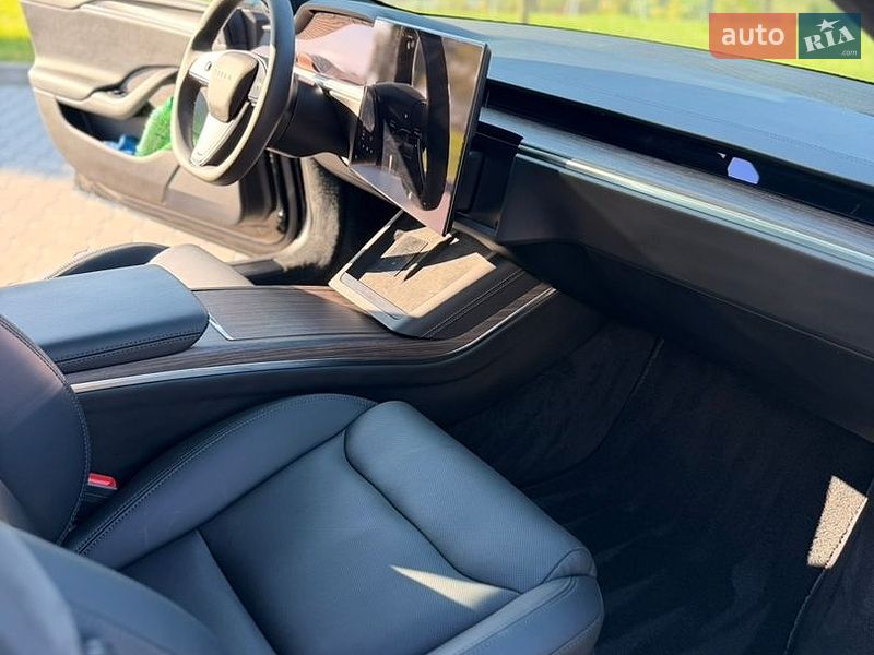 Лифтбек Tesla Model S 2023 в Умани