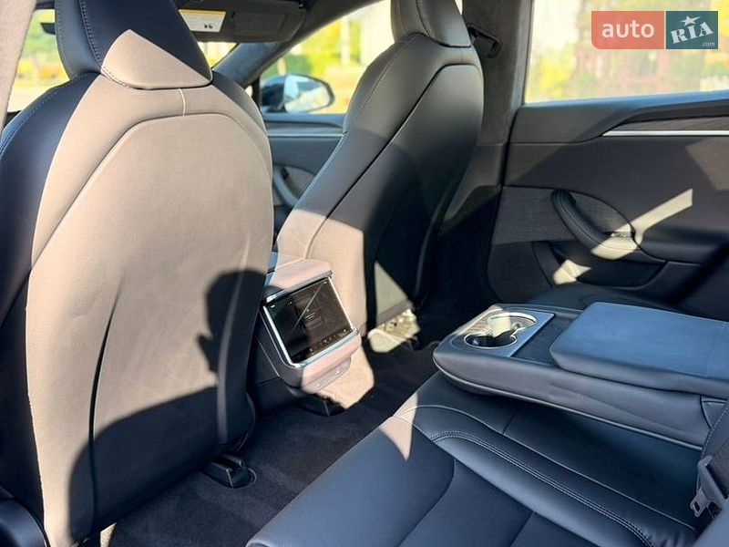 Лифтбек Tesla Model S 2023 в Умани
