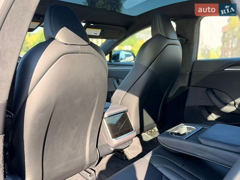 Лифтбек Tesla Model S 2023 в Умани