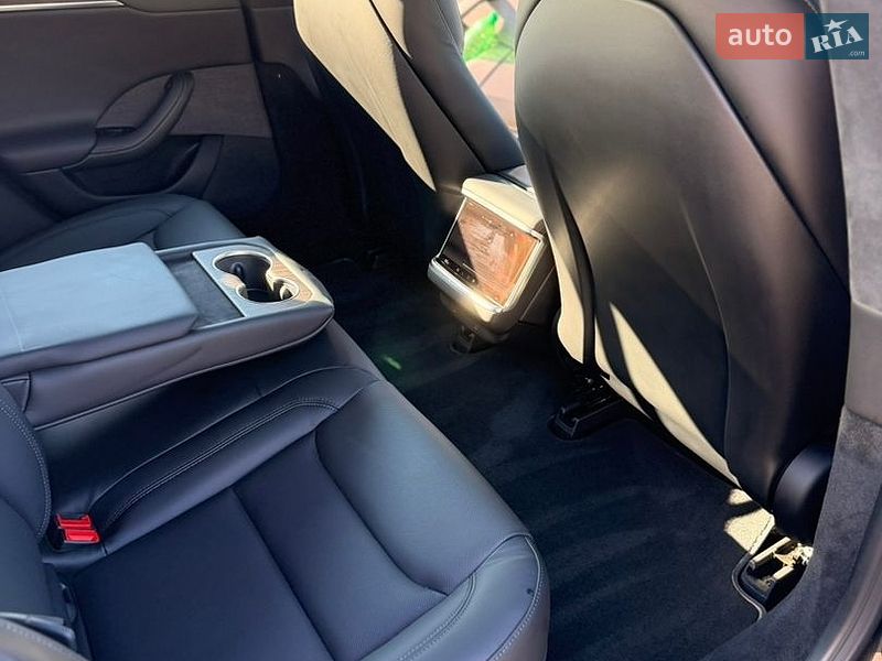 Лифтбек Tesla Model S 2023 в Умани