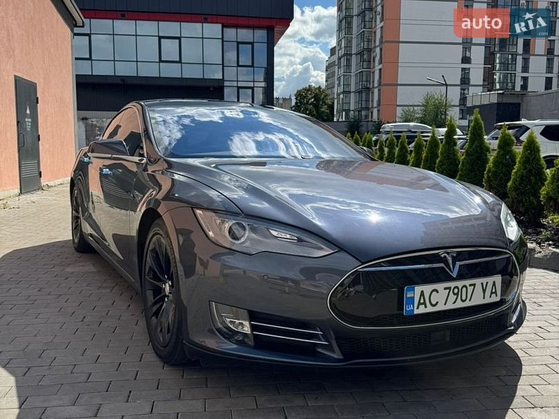 Лифтбек Tesla Model S 2016 в Луцке
