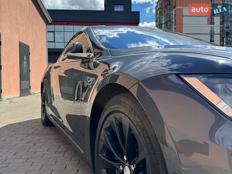 Лифтбек Tesla Model S 2016 в Луцке